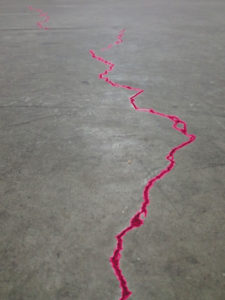 Verena Princi, Crepa, Una riflessione sull'anima, 2013, installazione ambientale, sabbia, frattura, Circoloquadro